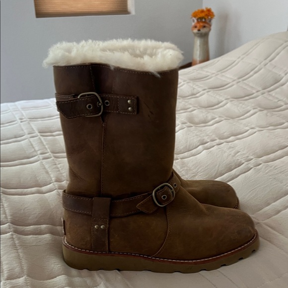 UGG Tan Boots with Shearling Lining - Picture 1 of 5